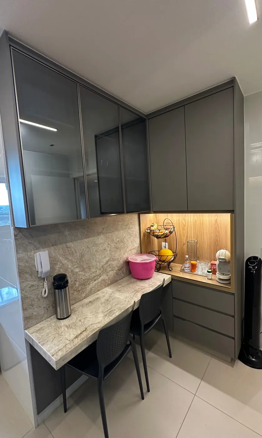 Cozinha grafite com bancada de apoio e nicho iluminado