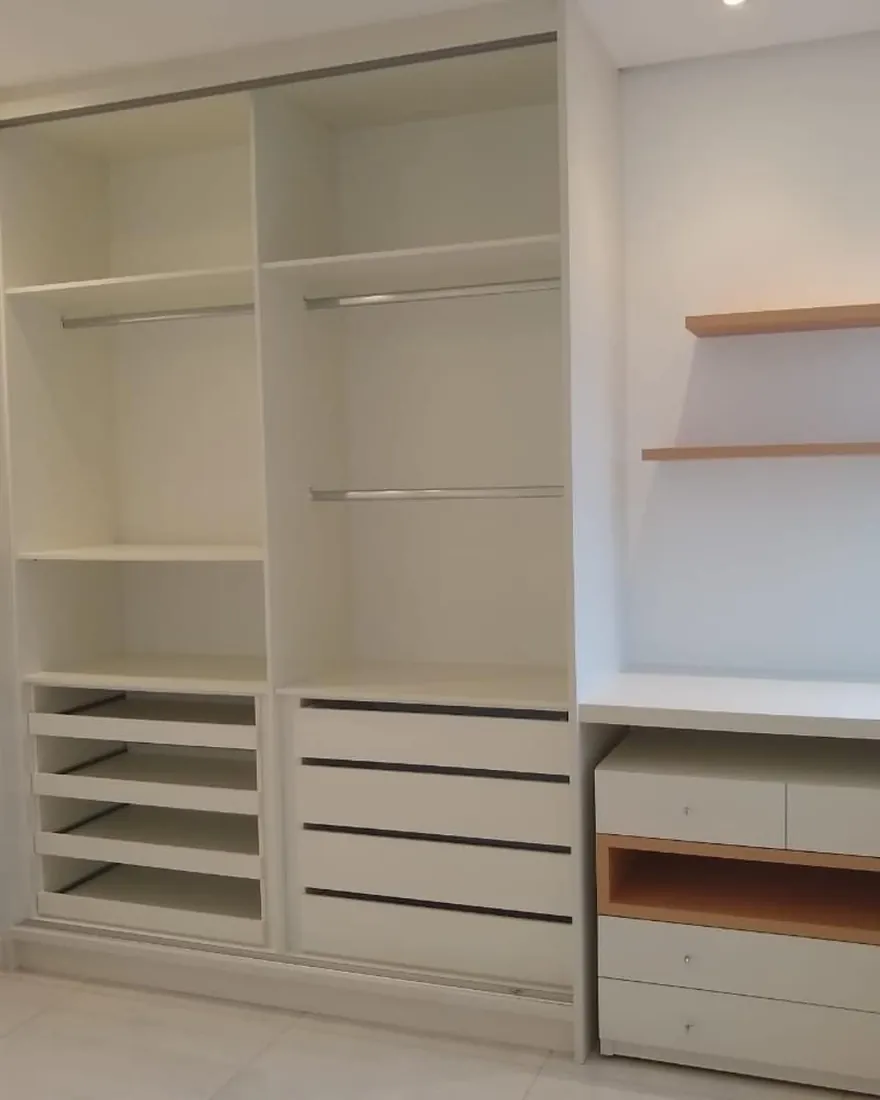 Interior de guarda-roupa com gavetas e cabideiros
