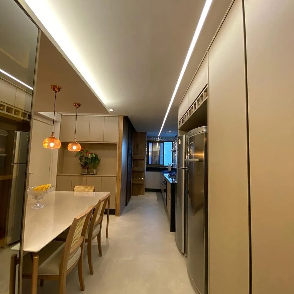 Jantar integrado à cozinha com painel em madeira