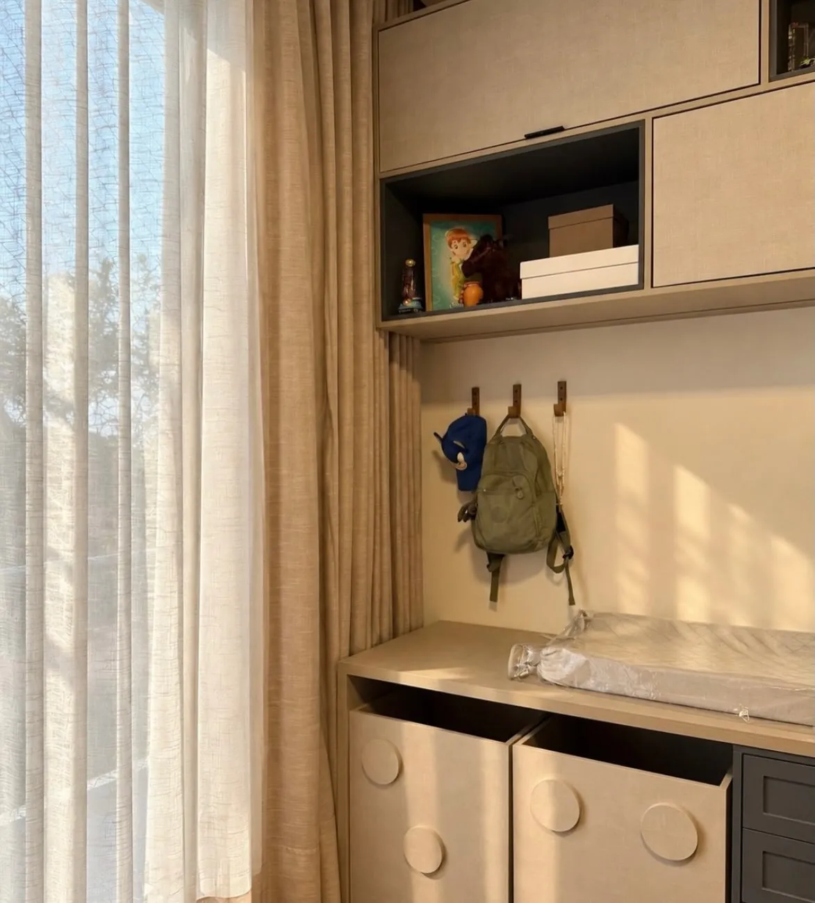 Trocador e armários no quarto de bebê