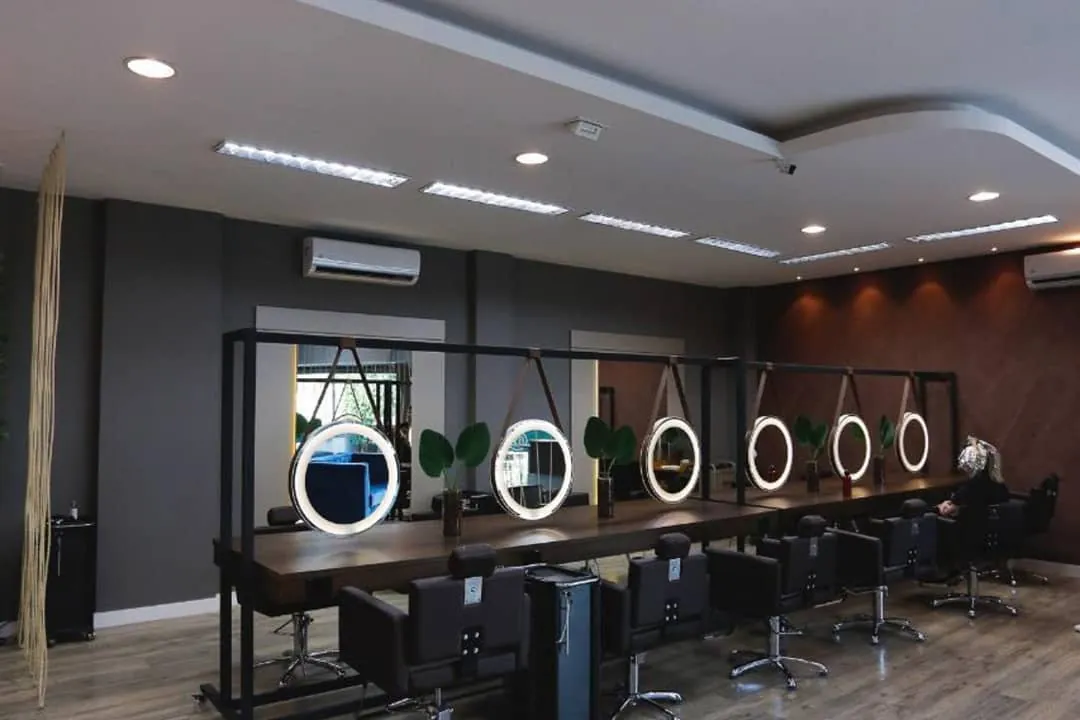 Salão de beleza com bancadas e espelhos
